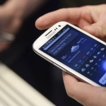 A man uses Samsung Electronics’ new Samsung Galaxy SIII smartphone during its launch in London